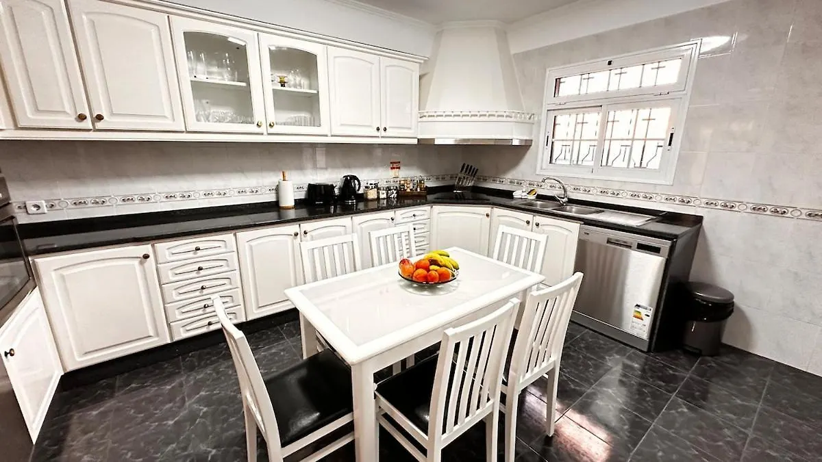 Casa Mollivia - Breath Taking Views Over Funchal 0*, فونشال